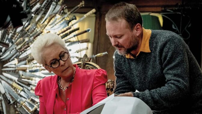 Jamie Lee Curtis och Rian Johnson i "Knives Out".