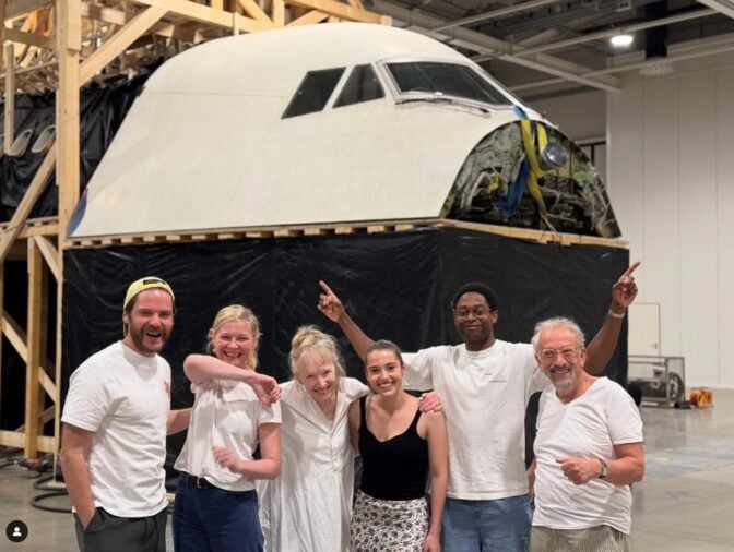 Ruben Östlunds besättning står stolt vid filmens jumbojet.