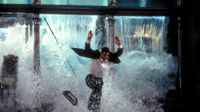 Tom Cruise har väl aldrig varit rädd för lite vatten.