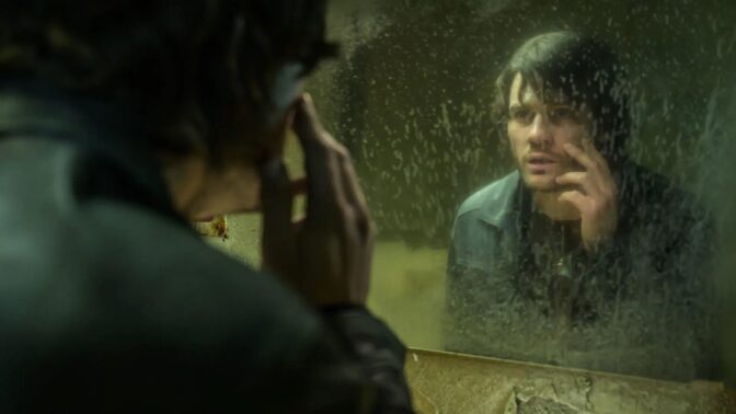 Jeremy Irvine i läskig stad.