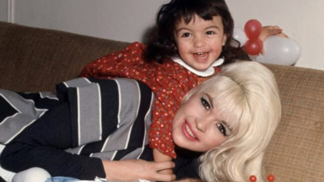 Mariska Hagartays långfilmsdebut är ett djupt personligt och känslosamt porträtt av sin mamma, det blonda bombnedslaget Jayne Mansfield.