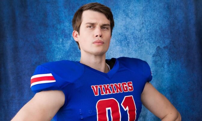 Nicholas Galitzine i kaxiga komedin "Bottoms" på SVT Play.