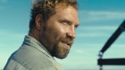 Seriemördare matar surfare till hajar – nu finns thrillern att se gratis