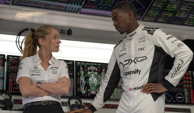 Kerry Condon och Dasmon Idris diskuterar någonting viktigt.