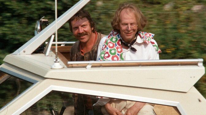 Janne ”Loffe” Carlsson och Stig Ossian Ericson åker fort i en båt.