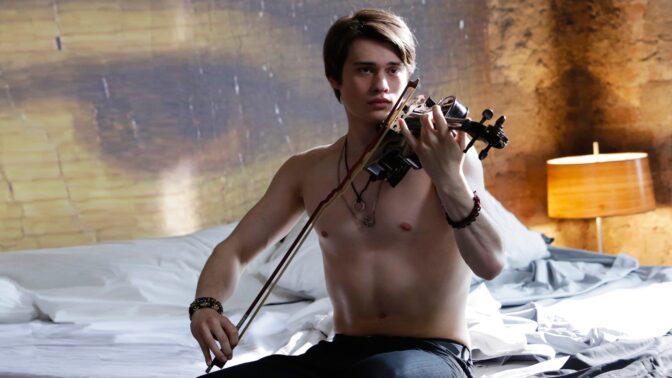 Ni kan vara lugna, det sägs att Nicholas Galitzine jobbat upp musklerna sedan "High Strung".