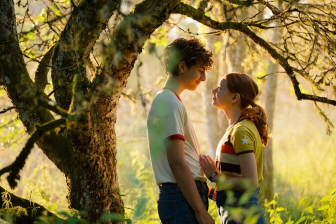 Två ungdomar under ett träd, från "Tordyveln flyger i skymningen".