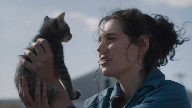 Festivalhajpad regidebut om trauma, vänskap, och att navigera vuxenlivet