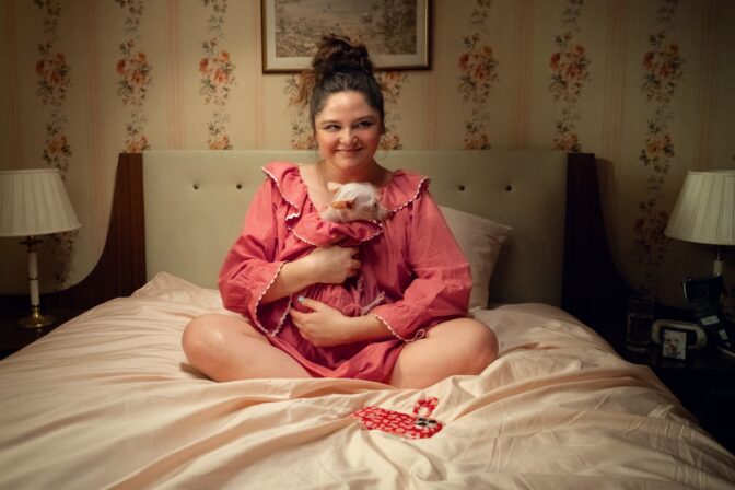 Will Sharpe och Megan Stalter i "Too Much".