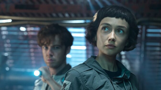  Alex Lawther, och Sydney Chandler i "Alien: Earth".