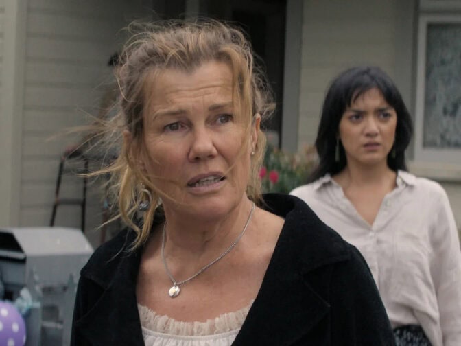 Penny (Robyn Malcolm) och Kate (Kirana Gaeta) i "Den som bär skuld".