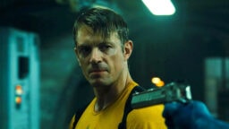 På TV ikväll: Joel Kinnaman imponerar i ”en hysteriskt underhållande actionfest”