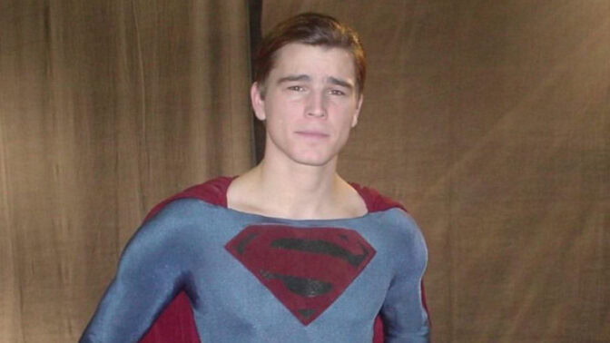 Josh Hartnett provar Superman-kostym.