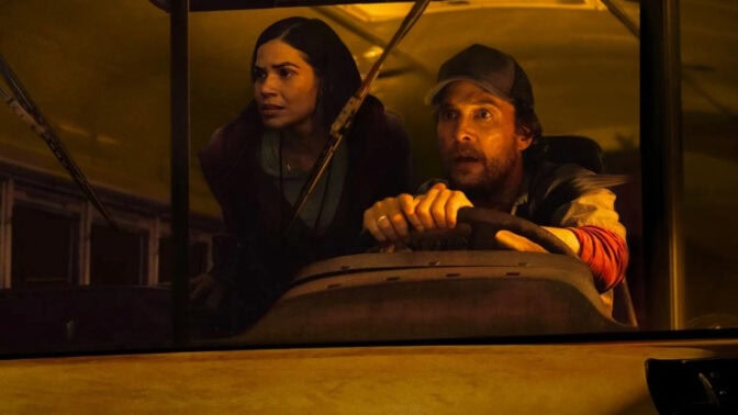 Matthew McConaughey och America Ferrera i "The Lost Bus"