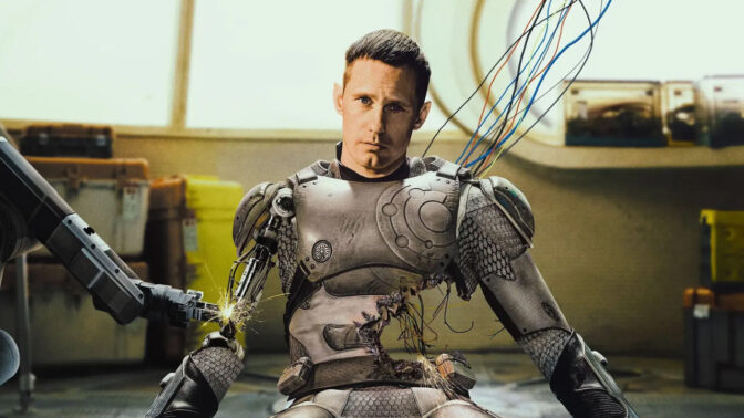 Alexander Skarsgård som Murderbot.