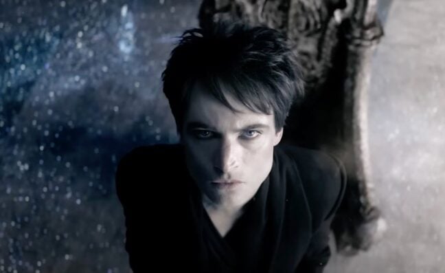 Tom Sturridge som The Sandman.