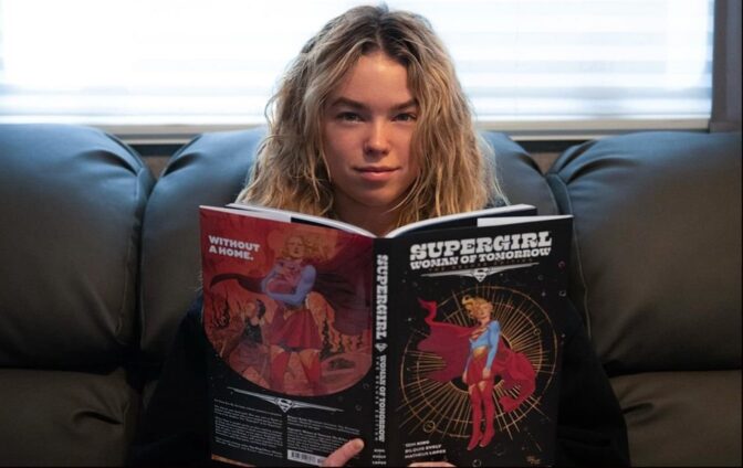 Milly Alcock läser serietidningen som ligger till grund för "Supergirl".