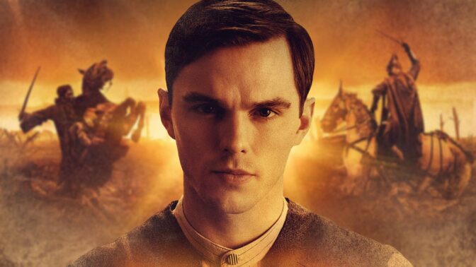 Nicholas Hoult som Tolkien i "Tolkien". Filmen har i övrigt ingen koppling till "The Mythmakers".