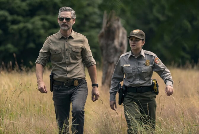 Eric Bana och Lily Santiago i "Untamed"