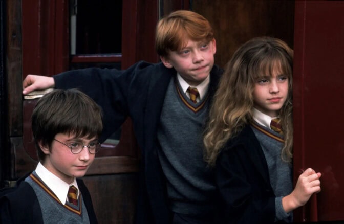 Harry, Ron och Hermione i den allra första Harry Potter-filmen, i regi av Chris Columbus.