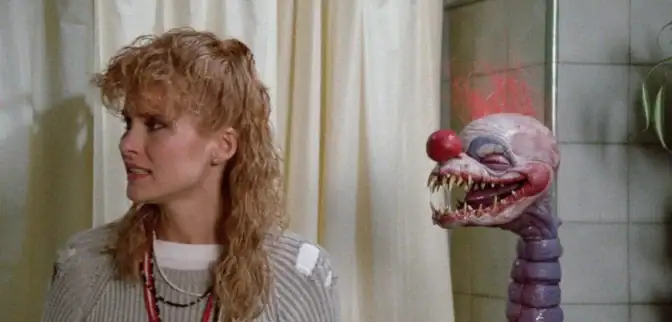 Inte ens i badrummet kommer man undan mördarclownerna