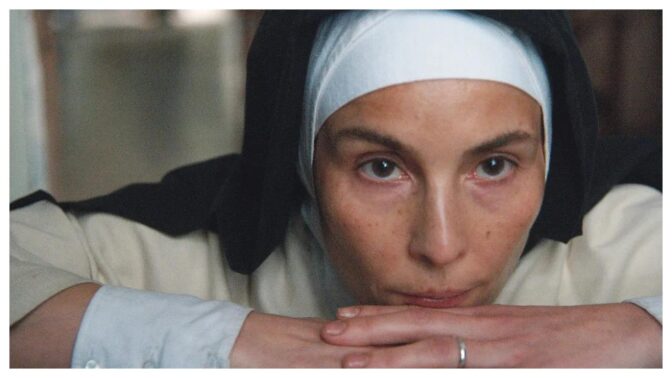 Noomi Rapace som Moder Teresa i "Mother"