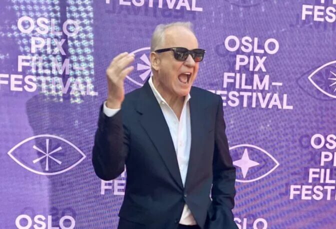 Stellan Skarsgård på strålande humör. 