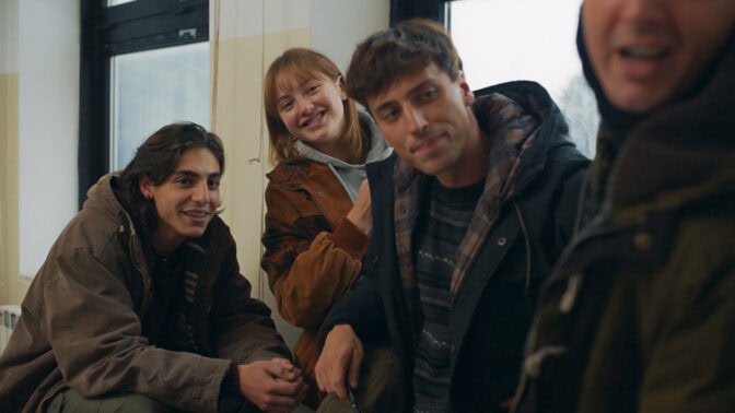 Alla killar blir kära i den nya svenska tjejen.