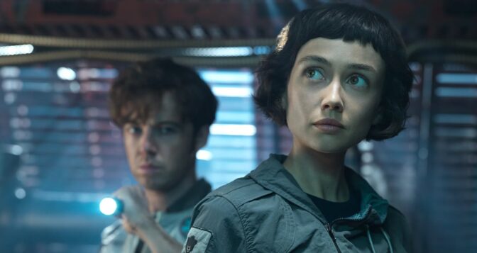 Den nya skräckserien "Alien: Earth" lyckas skrämma oss mer än väntat.