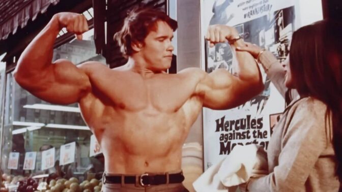 Arnold Schwarzenegger spänner musklerna i "Herkules i New York"
