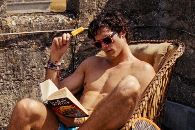 Jacob Elordi läser finlitteratur i "Saltburn"