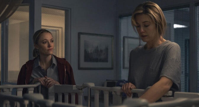 Maika Monroe och Mary Elizabeth Winstead.