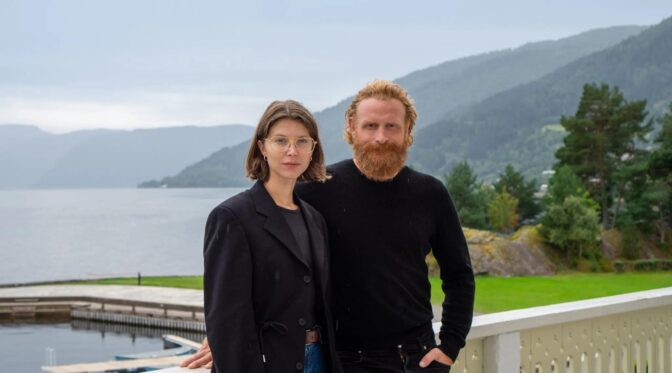 Eili Harboe och Kristofer Hivju i norska krimserien "Mord i Sogn".