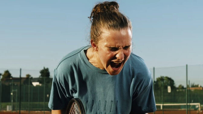 Det verkliga tennislöftet Tessa Van den Broeck briljerar i rollen som Julie.