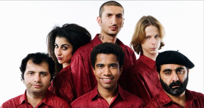 Alla avsnitt av "Leende guldbruna ögon" finns nu tillbaka på SVT Play.