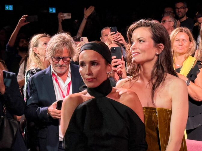 En rörd Noomi Rapace efter premiärvisningen.