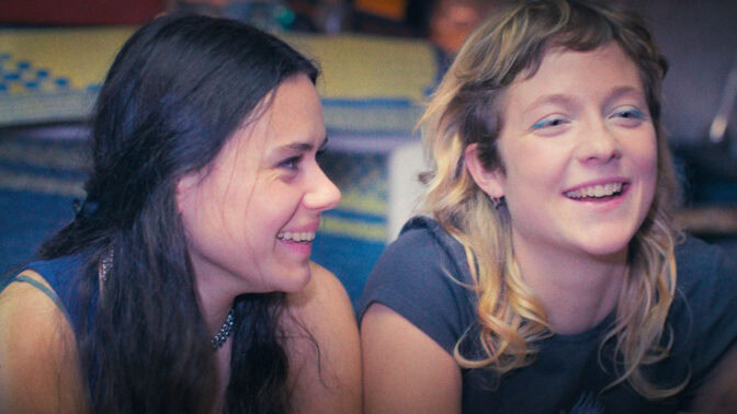 Lilith Grasmug och Josefa Heinsius navigerar bland sin känslor i ”På vilket språk drömmer du?”