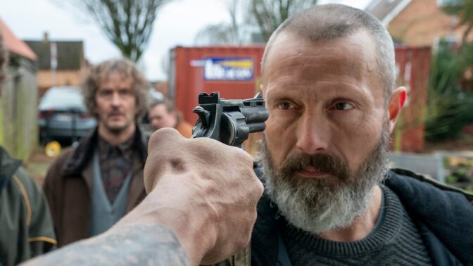 Revolvern hotar inte Mads Mikkelsen, det är han som hotar revolvern.