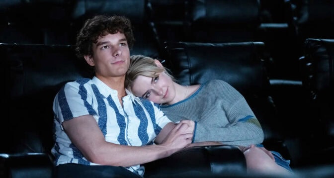 Mason Thames och McKenna Grace myser i biomörkret.