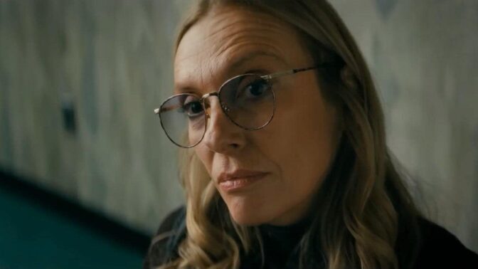 Toni Collette i den första säsongen av "Wayward". 
