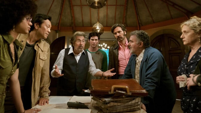 "Hunters" är blodig, osmaklig och underhållande.