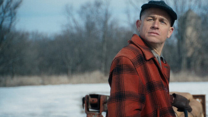 Charlie Hunnam i rollen som Ed Gein.