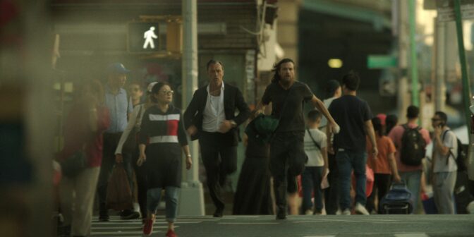 Jude Law och Jason Bateman spelar brorsor som är skyldiga helt fel folk - alldeles för mycket pengar.