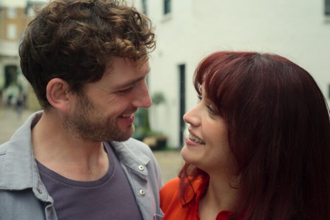 Laurie Davidson och Olivia Cooke i den första säsongen av "The Girlfriend" från Prime Video.