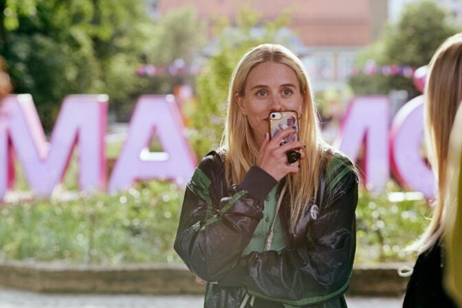 Carla Sehn som Amanda