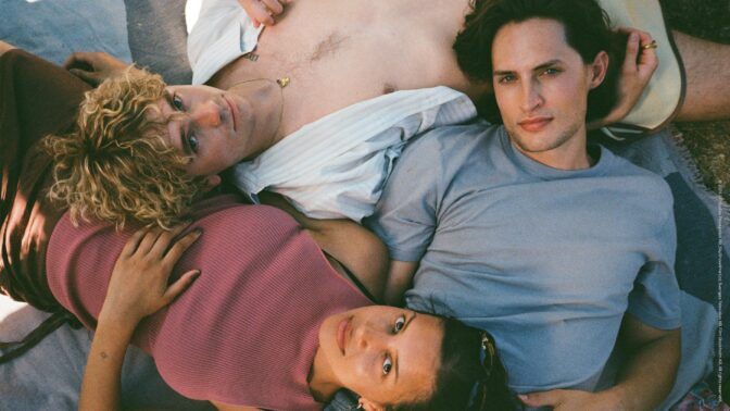 Thora, Hugo och August - tre vänner i tjugoårsåldern som tillbringar all tid tillsammans.