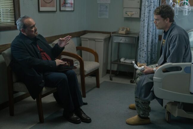 David Zayaz och Michael C. Hall i ett rum på sjukhus i "Dexter: Resurrection".