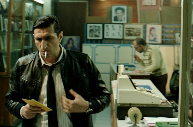 En kedjerökande Fares Fares i "The Nile Hilton Incident".