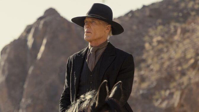 Ed Harris som skurken i "Westworld". Nu ska han spela en vänlig veterinär.