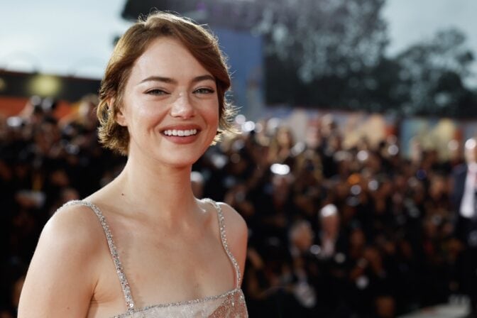 Emma Stone på röda mattan med "Bugonia"